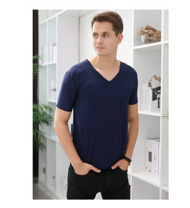 Vente en gros T-shirts d'été tricotés à col en V pour hommes, couleur pure, manches courtes, sans trace, doux, léger, écologique, respirant et décontracté - Product Image 4