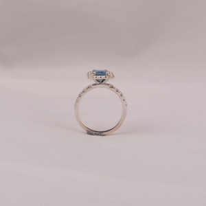 แหวนหมั้นทองคำแท้ 14 กะรัต ดีไซน์ทันสมัย ประดับเพชรทรงบลูเอเมอรัลด์เจียระไน พร้อมเพชรแล็บโกรว์ทรงรัศมี รับรองโดย IGI - Product Image 6