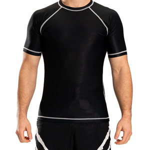 Chemise de compression Rashguard à manches courtes personnalisée OEM pour hommes, vêtements de sport à séchage rapide en noir uni avec fonction anti-UV - Product Image 1