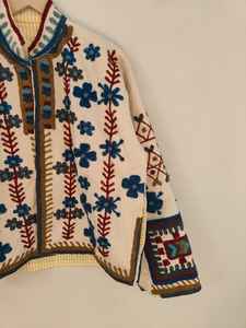 Chaqueta Bomber de Terciopelo Bordada a Mano Blanca, Estilo Folk Art Suzani, Reversible, Transpirable, Corta, Ropa de Abrigo de Invierno, Rajasthan - Product Image 4