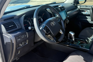 PRÊT À CONDUIRE - VÉHICULE D'OCCASION À VOLANT À GAUCHE |   Conduite à droite |   TOYOTA 4RUNNER TRD OFF-ROAD 4x4 2023 - Product Image 4