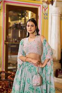 Lehenga de georgette con bordado intrincado de hilo, lentejuelas y cuentas tubulares, con blusa y dupatta, listo para usar. - Product Image 5