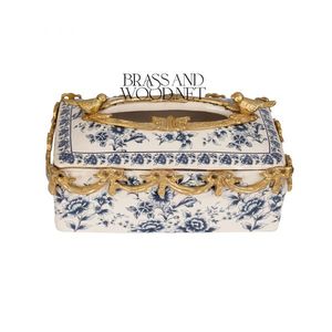 Boîte à mouchoirs en porcelaine antique avec un motif floral bleu et des détails en laiton ornés élégant accessoire décoratif pour la maison - Product Image 2
