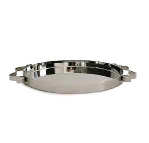 Élégant plateau de service décoratif en acier inoxydable conçu pour les banquets formels en famille et les occasions en plein air - Product Image 1