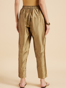 ดีไซน์ล่าสุด ผ้าชานเดรีลายสวยหรู สีเบจ ชุดกางเกงและเสื้อคุर्ตา ตกแต่งลายดอกไม้สุดอินเทรนด์ ซักได้ เหมาะสำหรับฤดูร้อน - Product Image 4