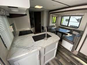 Autocaravana Keystone RV B-u-l-l-e-t 243BHS usada del 2020, lista para vender. - Product Image 5