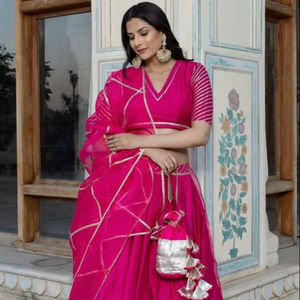 Ensemble Lehenga Choli rose Rani avec ourlet rayé, dupatta Gota Patti et sac Potli, tenue de mariage festive pour femmes, ensemble élégant de qualité supérieure - Product Image 1