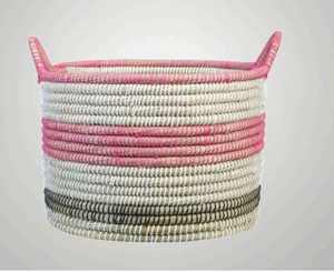 Grand panier de rangement décoratif en jonc de mer fait à la main avec poignées en anneau Organisateur tissé pour le rangement des enfants - Product Image 1