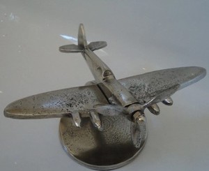 Figurine de bureau vintage en aluminium en métal Supermarine Spitfire, présentoir d'avion à collectionner, décor à la maison - Product Image 1