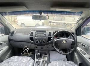 Camioneta Usada Toyota Hilux Vigo Doble Cabina 3.0 -4D Turbo Diésel 4WD Manual con Volante a la Derecha, Año 2015 |   Listo para Exportar - Product Image 2