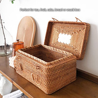 Unique avec une boîte rectangulaire en rotin naturel combinée avec des poignées en céramique, il aide à un rangement efficace.
