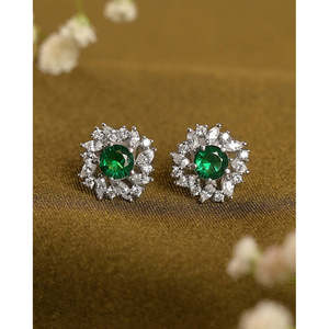 Boucles d'oreilles clous tendance en argent verdé, motif floral géométrique, plaqué rhodium, diamant, perle, classiques, religieuses, serties clos, pour fêtes et cadeaux - Product Image 2