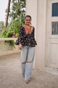 Hermosos conjuntos de Kurti con estampado de algodón puro con parche Kutchi-Top trasero con estampado de trabajo Dori para fiestas - Product Image 4