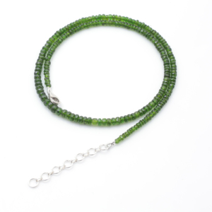 Collier de perles d'émeraude verte de qualité supérieure bijoux en pierres précieuses pour femmes brin de perles pour événements formels et styles de mode quotidiens - Product Image 4