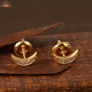 Boucles d'oreilles en or jaune massif 14 carats de style lune avec pierre de diamant Belle fabrication de bijoux faits à la main - Product Image 6