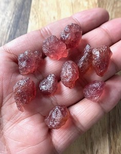 หินควอตซ์คริสตัลบำบัดจากธรรมชาติหยาบสีชมพูสำหรับทำเครื่องประดับขายส่งผู้ผลิตชั้นนำ - Product Image 3