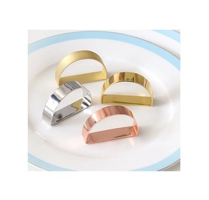 Anillo de servilleta antiguo hecho a mano de diseño personalizado en precio al por mayor de La India diseño de anillo de servilleta de medio círculo para la venta - Product Image 1