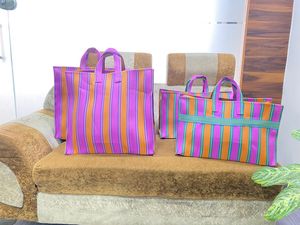 Bolso de compras a rayas tejido plástico cremallera reutilizable respetuoso con el medio ambiente hecho a mano bolsas de playa recicladas estuches para cosméticos - Product Image 4