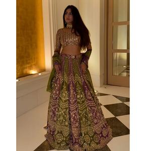 Vente en gros de design élégant fausse georgette Lehenga Choli avec broderie de fil de travail séquentiel et chemisier de créateur pour look de mariée - Product Image 1