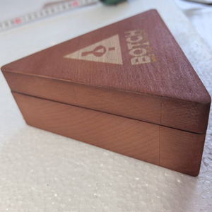 Caja de dados de haya teñida con tapa magnética para almacenamiento Caja de transporte de 7 troqueles Caja de dados de madera portátil Caja de dados triangulares - Product Image 6