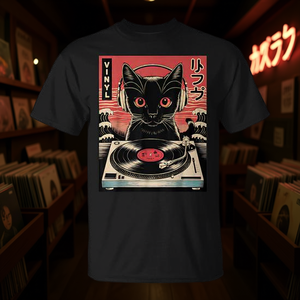 Camiseta Promocional con Diseño Vintage de Gato Japonés con Audífonos Reproduciendo Discos de Vinilo - Product Image 3