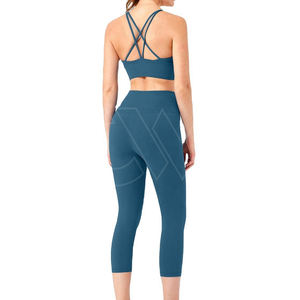 Ensemble de yoga pour femmes hautement personnalisé Caractéristique de séchage rapide Coupe étroite Motif solide 2 pièces Polyester/coton Respirant Écologique - Product Image 6