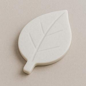 ที่รองแก้วหินหินอ่อนสีขาวรูปทรงคลื่นทะเลเป็นแรงบันดาลใจให้กับแผ่นรองเครื่องดื่มแกะสลักที่จับสามขาแนวศิลปะสำหรับบ้านห้องครัวบาร์ทันสมัย - Product Image 4