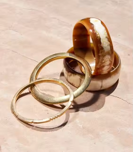 กำไลข้อมือเขาควายขัดเงาแบบทันสมัยรักษ์โลกสำหรับผู้หญิง ปรับขนาดได้ตามต้องการ โดย Crescent Crafts - Product Image 4