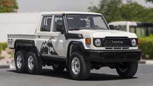 CHOIX LE PLUS VENDU 2025 T O Y O T A LAND CRUISER LC79DC 6X6 BLACK EDITION 4.2D MT PICK-UP DOUBLE CABINE - Product Image 3