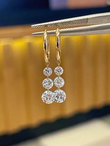 Pendientes de Aro Clásicos con Tres Piedras en Oro Amarillo Sólido 925, Chapados en Oro Rosa, con Diamante Moissanita de 3.00ct, Claridad VVS-VS, Corte Brillante - Product Image 2