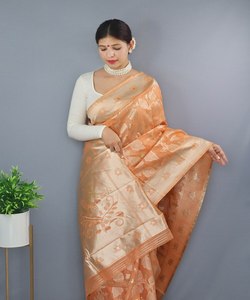 Saree de fête élégant pour femmes avec un travail Banarasi élégant et lourd et un beau look de célébration de mariage - Product Image 1