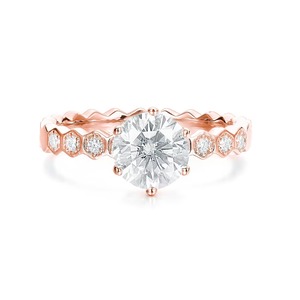 Anillo de compromiso con banda de diamantes cultivados en laboratorio, brillantes y hechos a mano, con engaste de puntas F-VS2 en oro sólido de 14K para mujer. - Product Image 3