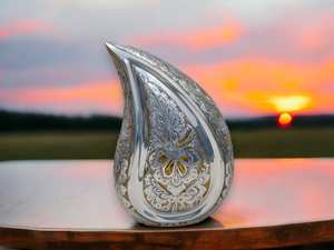 Urna de plata en forma de lágrima con diseño grabado dorado completo para urnas conmemorativas para cenizas humanas que sostienen hasta 200lbs - Product Image 2