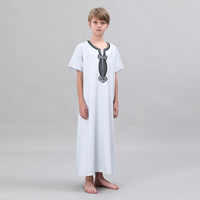Jubba islamique pour garçons, robe saoudienne, robe de prière du Ramadan, Thobe blanc à manches courtes, col en V brodé noir, Kaftan