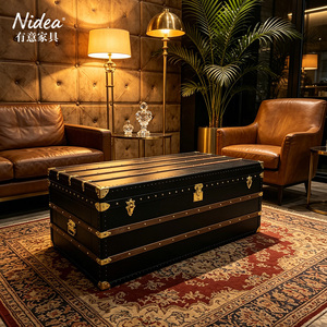 Table basse <span class=keywords><strong>coffre</strong></span> de rangement de luxe vintage en <span class=keywords><strong>cuir</strong></span> noir avec lattes en bois, quincaillerie dorée et tiroirs latéraux pour bar à domicile - Product Image 2