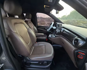 Le minivan 7 places automatique 2.1L 4 cylindres de classe V, modèle 2020, est un véhicule utilitaire sport (VUS) de luxe. - Product Image 3