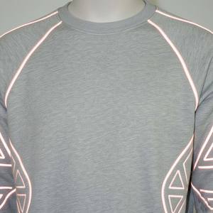 เสื้อสเวตเชิ้ตผู้ชายสีเทา แต่งแถบสะท้อนแสง 3M ผ้าฝ้าย 100% สำหรับฤดูหนาว สไตล์สตรีทแวร์ คอกลม แขนยาว สะท้อนแสงในเวลากลางคืน - Product Image 4