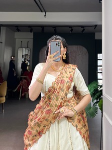 Festival Wear Plain Crush con encaje Trabajo Lehenga Choli Mujer Fabricante de moda de Surat - Product Image 6