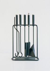 Juego de herramientas de fuego de hierro de inspiración antigua con mangos curvos y soporte a juego perfecto para diseños históricos de chimeneas caseras - Product Image 2