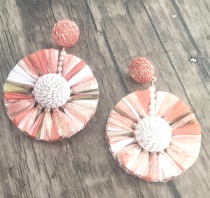 Pendientes de aro geométricos de flor de rafia de tela de moda colorida Primavera Verano dulce temperamento tejido mujeres de gama alta - Product Image 3