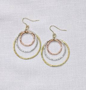 Boucles d'oreilles ethniques bohèmes en laiton antique texturé vert patiné en forme de demi-cercle avec motif géométrique de style classique - Product Image 4