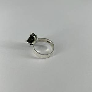 Anillo de piedras preciosas de moldavita hecho a mano, perfecto para regalos únicos y ocasiones especiales memorables - Product Image 3