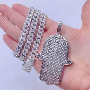 Colgante Hamsa de diamante Moissanite de 8MM con cadena cubana de 18 "-Joyería de Hip Hop - Product Image 2