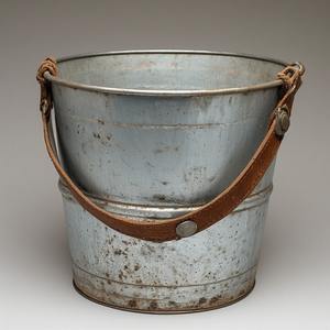 Jardinière en cuir galvanisé vintage avec corps enveloppé de cuir artisanal fait à la main conçu pour la décoration saisonnière - Product Image 4