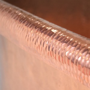 Baignoire de trempage autoportante ovale en cuivre martelé poli Baignoire sur pied en cuivre autoportante moderne avec trop-plein - Product Image 4