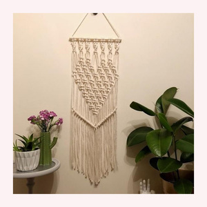 Fabriqué à la main 1ft x 2.5ft Boho Yarn Wall Hanging Modern Minimalist Macramé-Inspired Home Decor in Grey and White - Product Image 3