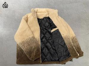 Veste légère doublée Sherpa pour homme avec détails brodés Extérieur en polaire douce pour une superposition confortable Veste d'hiver - Product Image 4