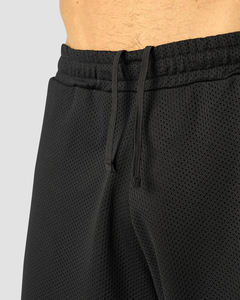 Pantalones cortos atléticos de malla negra para hombre Ajuste regular con cintura con cordón Bolsillos laterales abiertos y pantalones cortos de malla de poliéster duraderos - Product Image 3