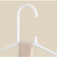 Cintres légers en plastique PP moulés par injection, 2 crochets, épaisseur 0,2 po, sangles fines, design peu encombrant, blanc, personnalisables