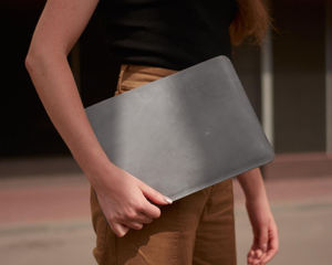 Housse pour ordinateur portable de haute qualité en cuir véritable durable et faite à la main pour les hommes d'affaires, le bureau et la GLS-0371 de transport quotidienne - Product Image 3